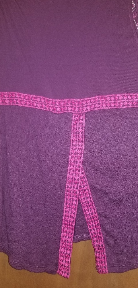 Embroidered tank w/ split back - Picture 3 of 3